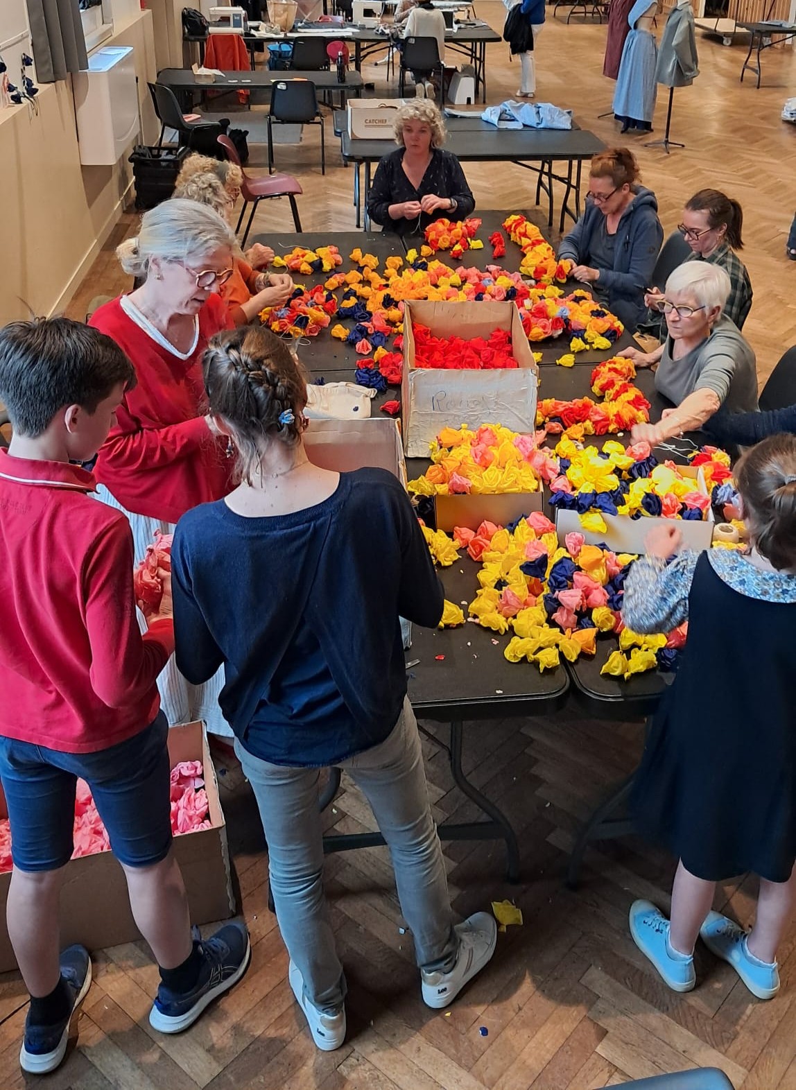 Atelier guirlandes de fleurs pour décorer la salle de bal 